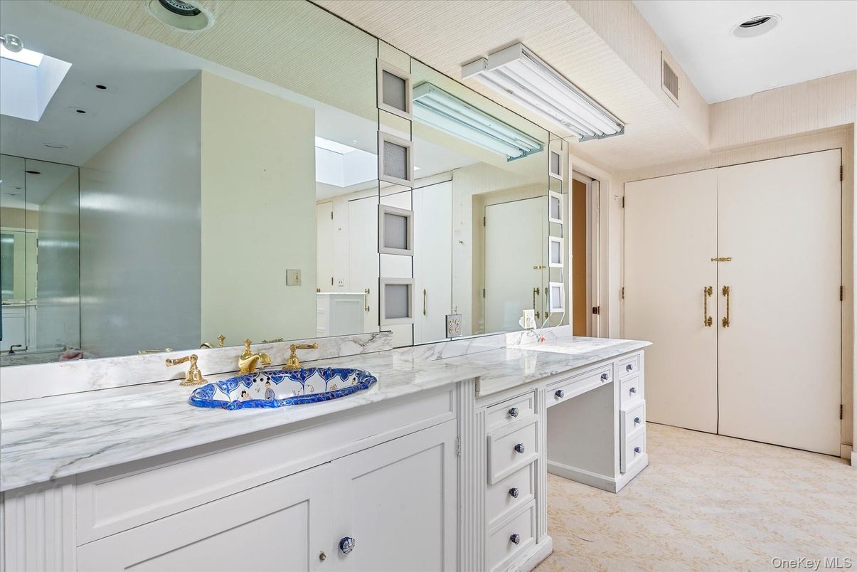 Bathroom, Interior, Recessed Lighting