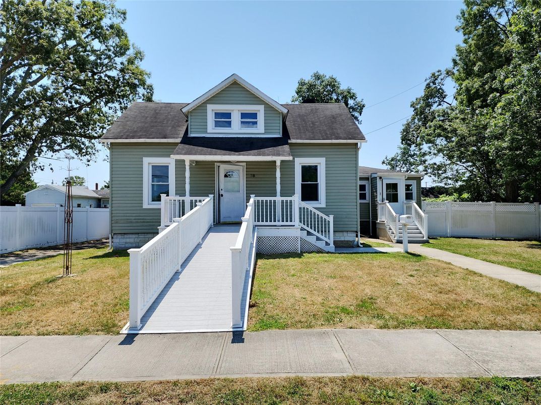 Exterior, Facade, Cape Cod