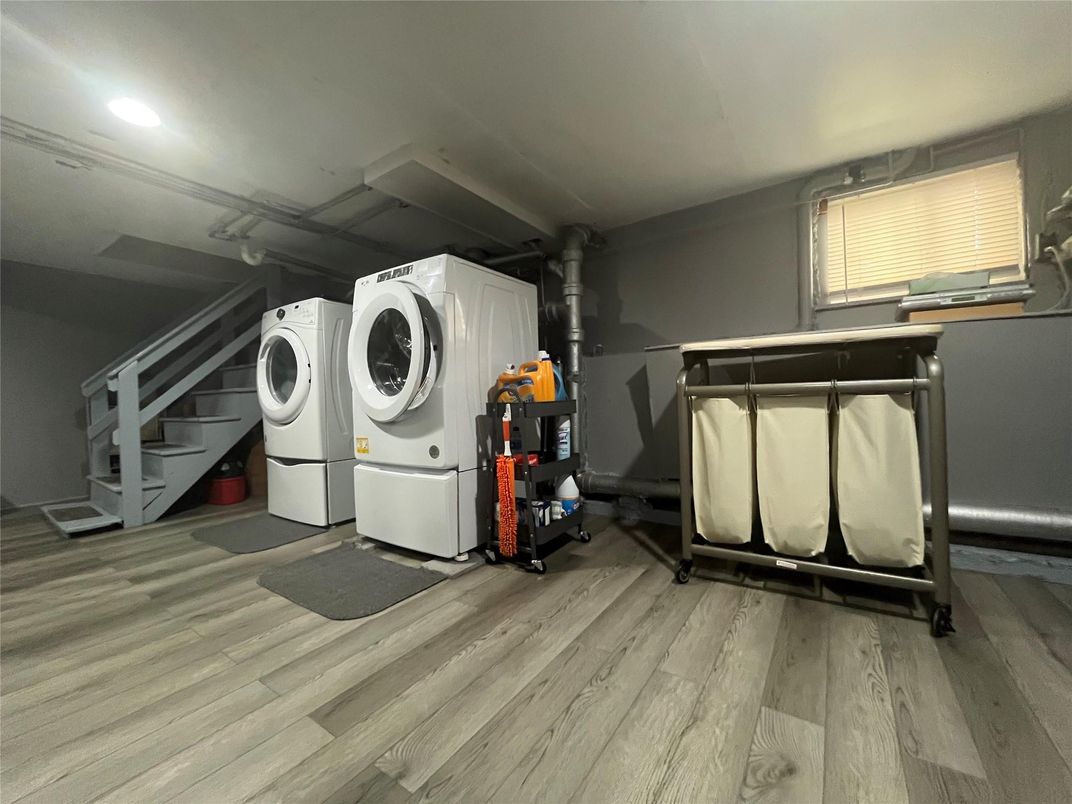Interior, Recessed Lighting, Washer, Wood Texture Flooring