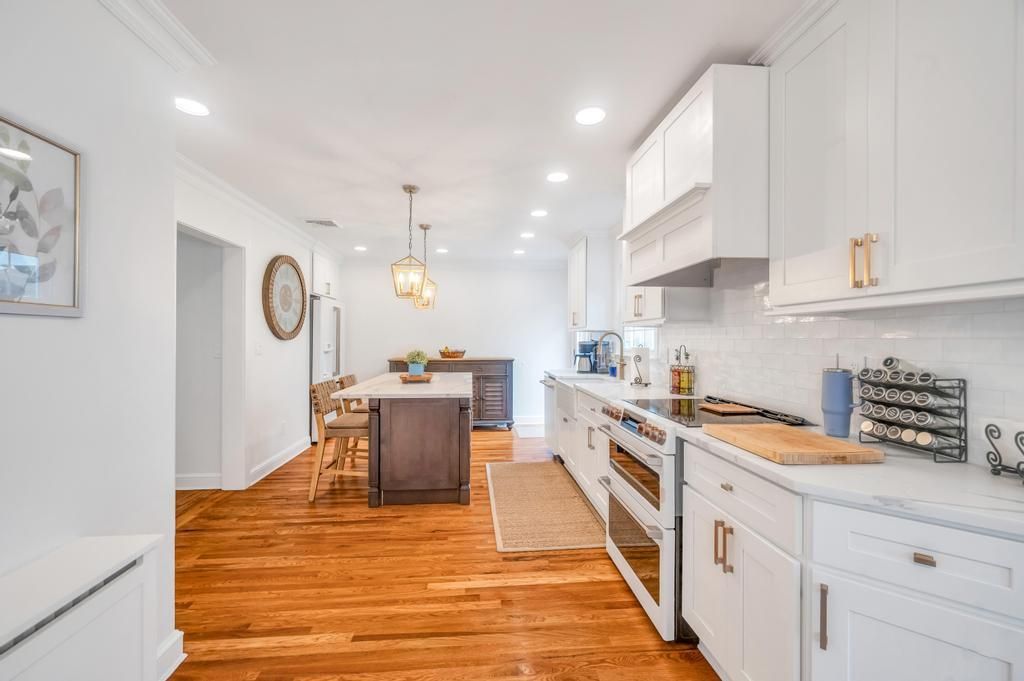 Dining room, Interior, Kitchen, Pendant Lights, Recessed Lighting, Wood Texture Flooring