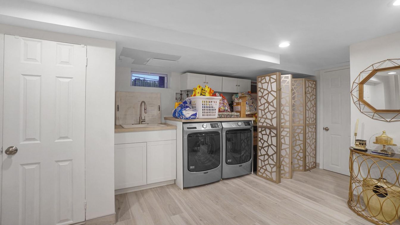 Interior, Recessed Lighting, Washer, Wood Texture Flooring
