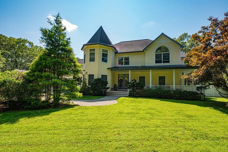 Backyard, Exterior, Facade, Queen Anne Victorian