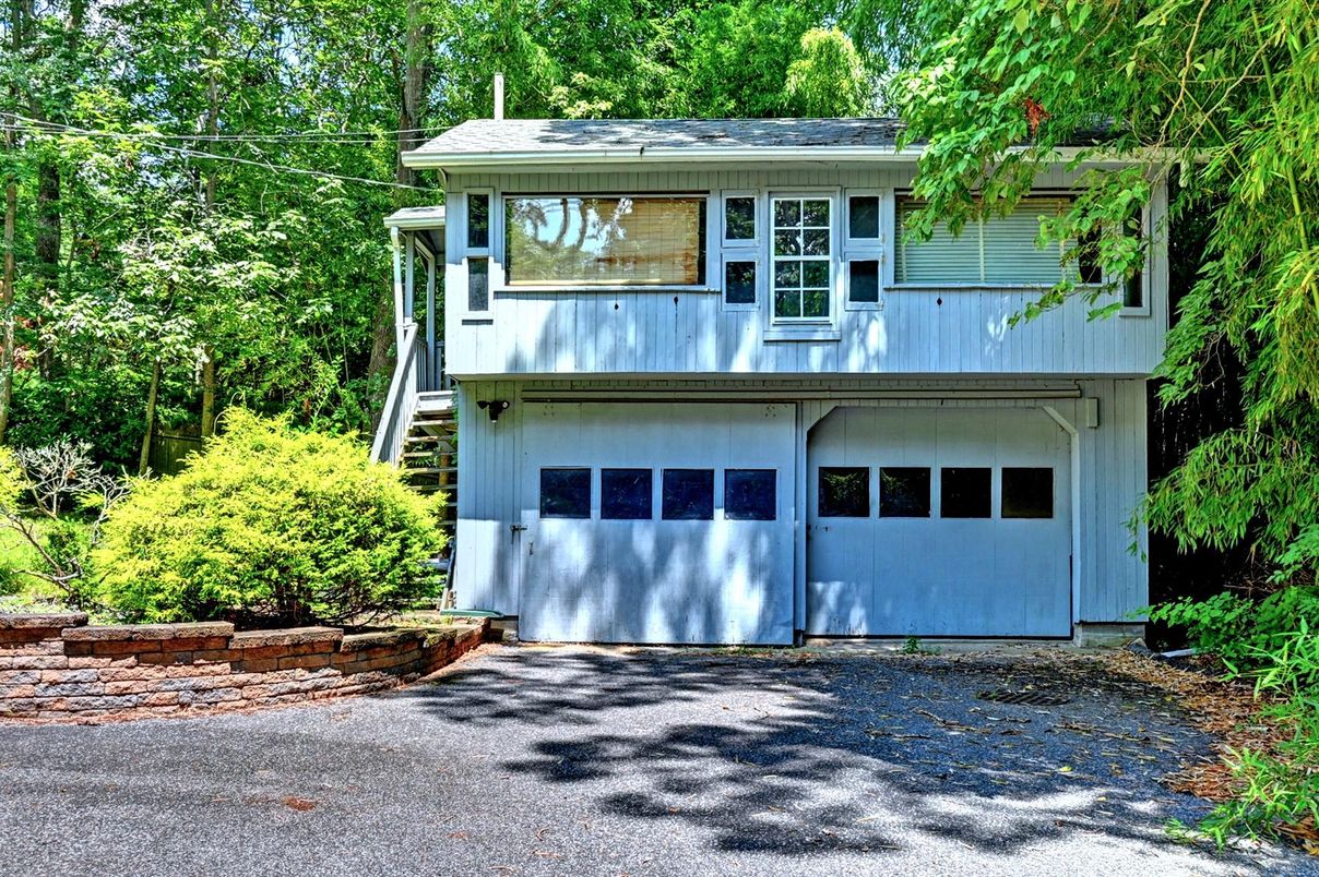 Attached, Exterior, Facade, Raised Ranch