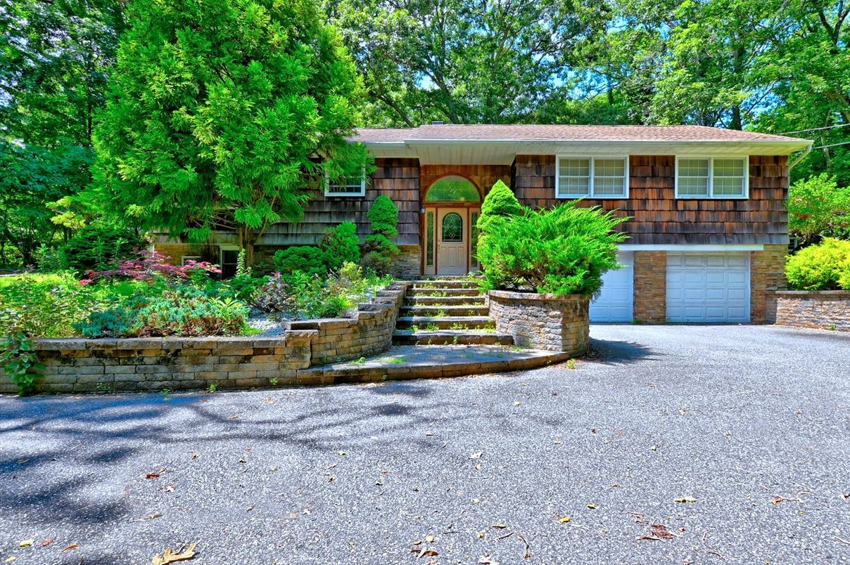 Attached, Exterior, Facade, Raised Ranch