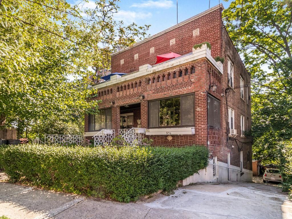Exterior, Facade, Brick Facade, Cape Cod