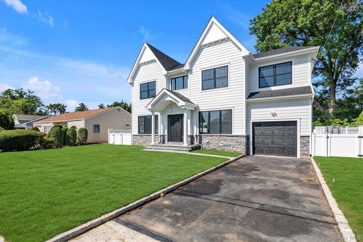 Attached, Exterior, Facade, Farmhouse