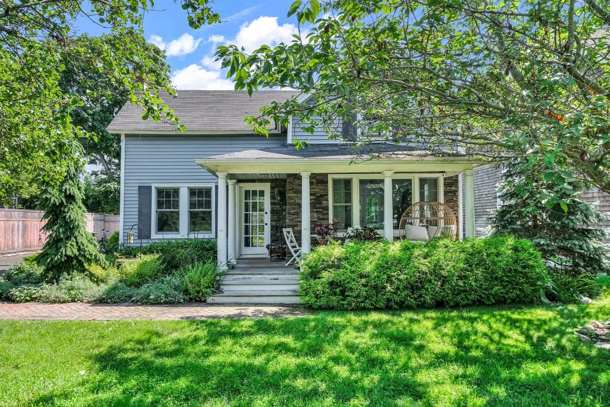 Exterior, Facade, American Foursquare