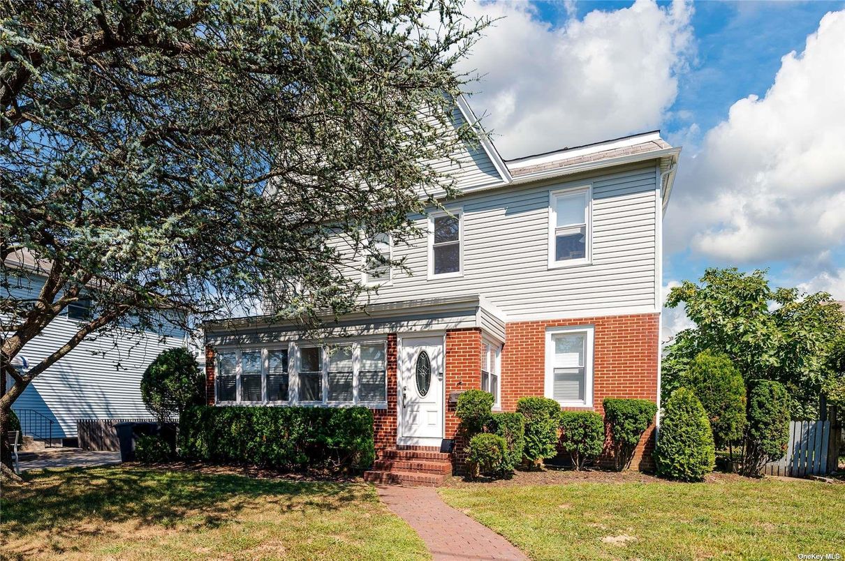 Exterior, Facade, Brick Facade, American Foursquare