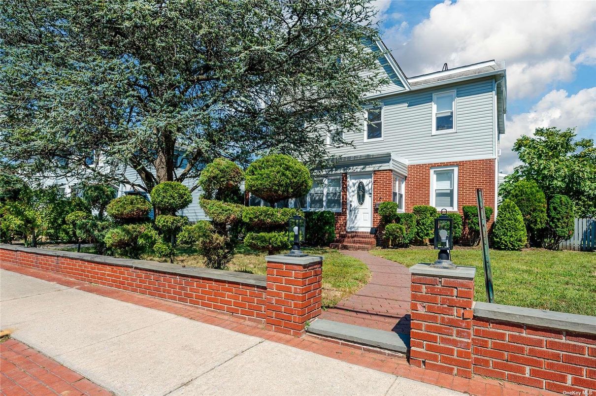 Exterior, Facade, Brick Facade, American Foursquare