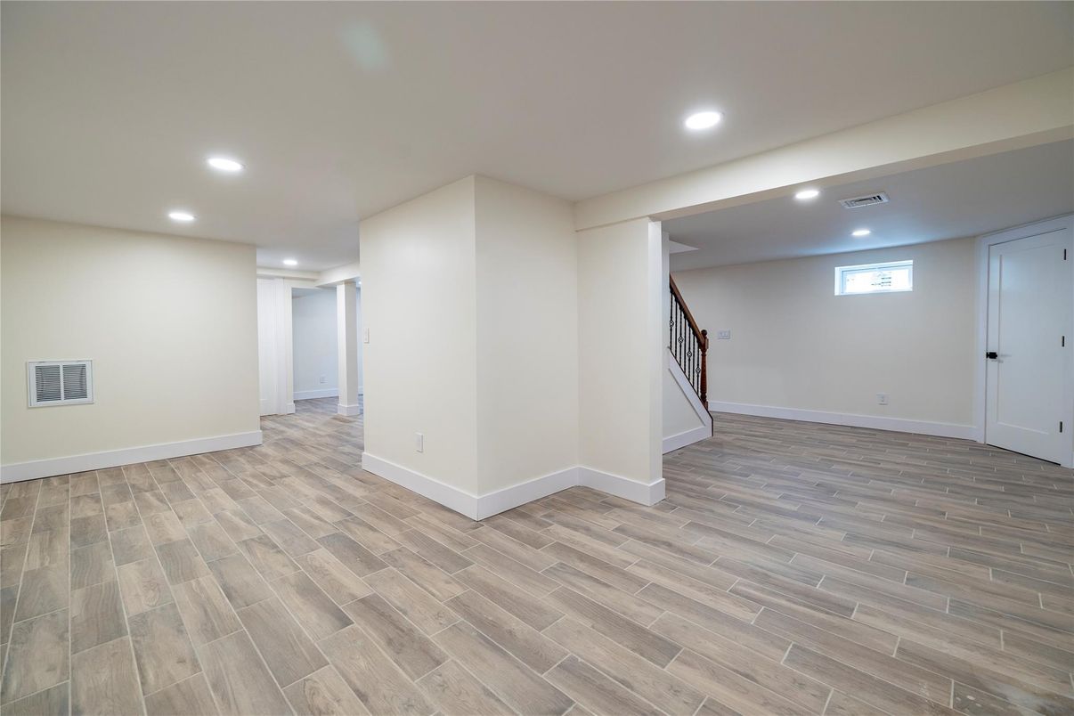 Empty room, Interior, Recessed Lighting, Wood Texture Flooring
