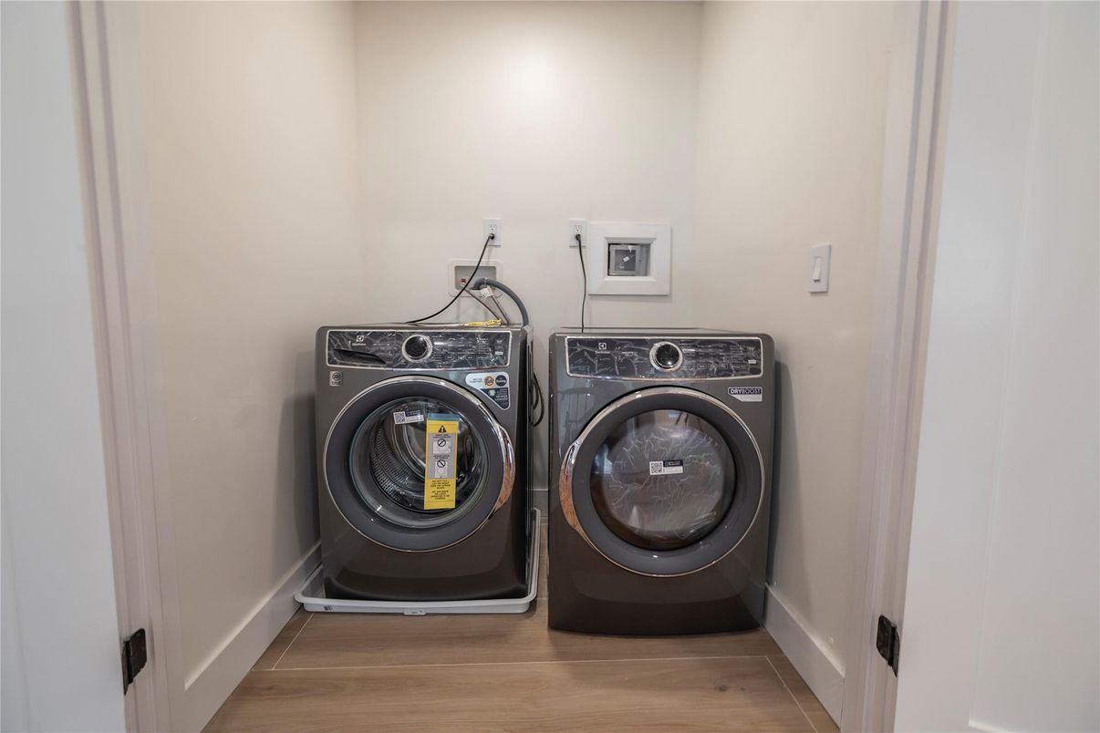 Interior, Washer, Wood Texture Flooring