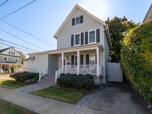 Exterior, Facade, Queen Anne Victorian