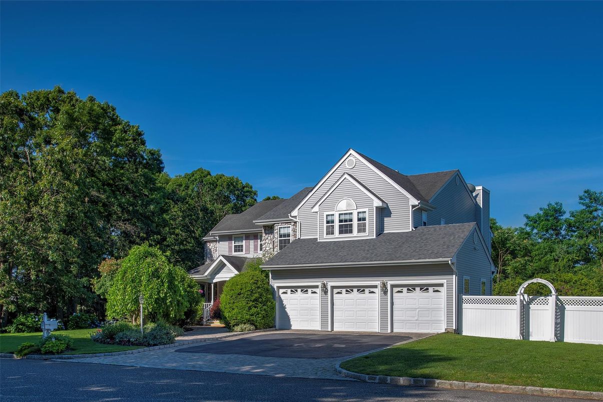 Attached, Exterior, Facade, Farmhouse