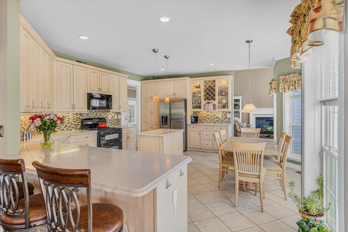 Dining room, Interior, Kitchen, Pendant Lights, Recessed Lighting, Stainless Steel Appliances