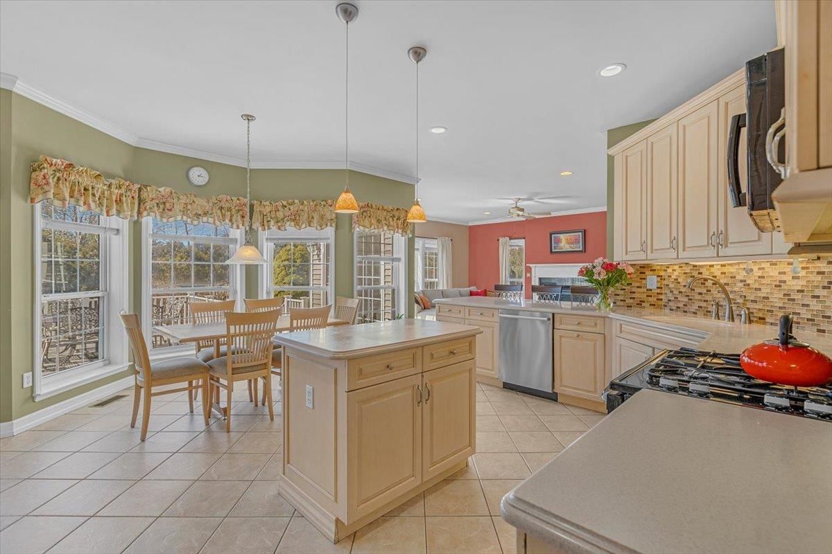 Dining room, Interior, Kitchen, Pendant Lights, Recessed Lighting, Stainless Steel Appliances