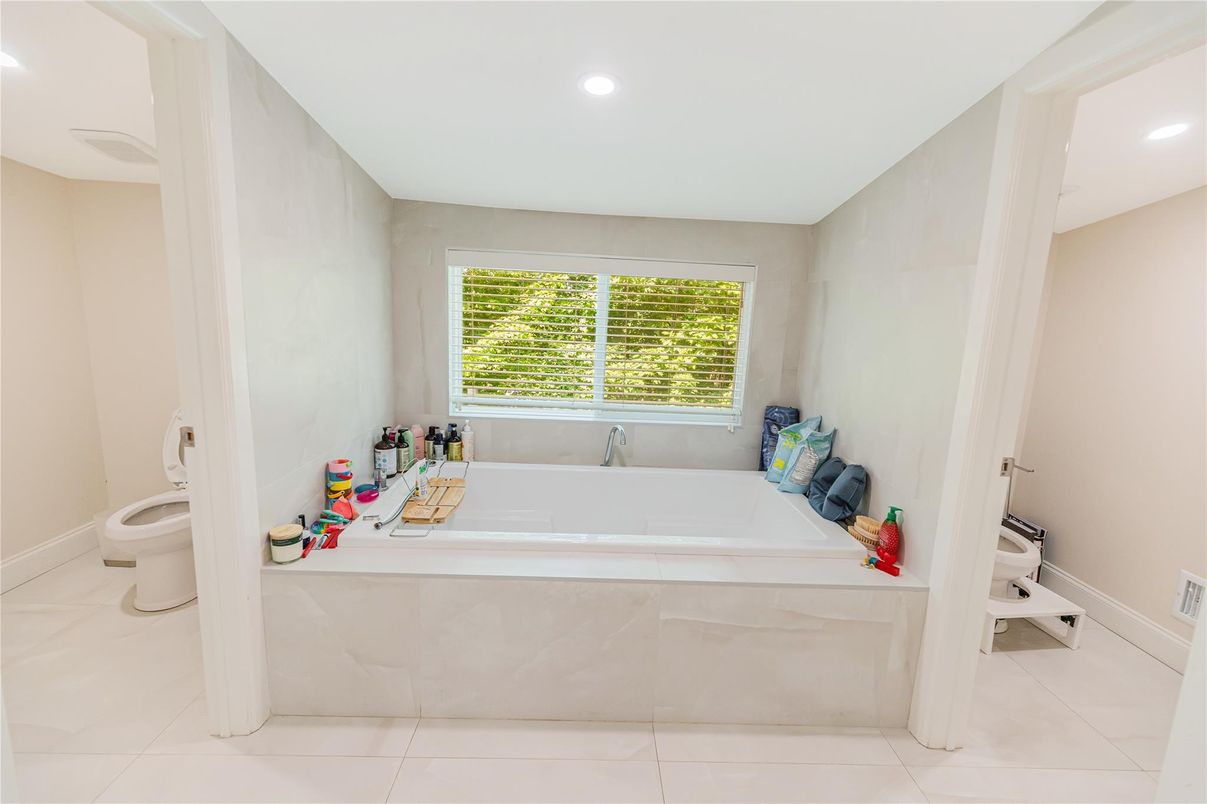 Bathroom, Interior, Recessed Lighting