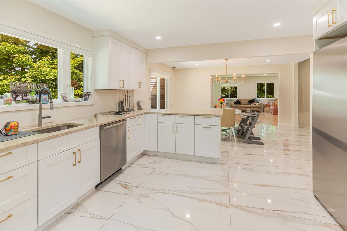 Chandelier, Dining room, Interior, Kitchen, Marble, Pendant Lights, Recessed Lighting, Stainless Steel Appliances