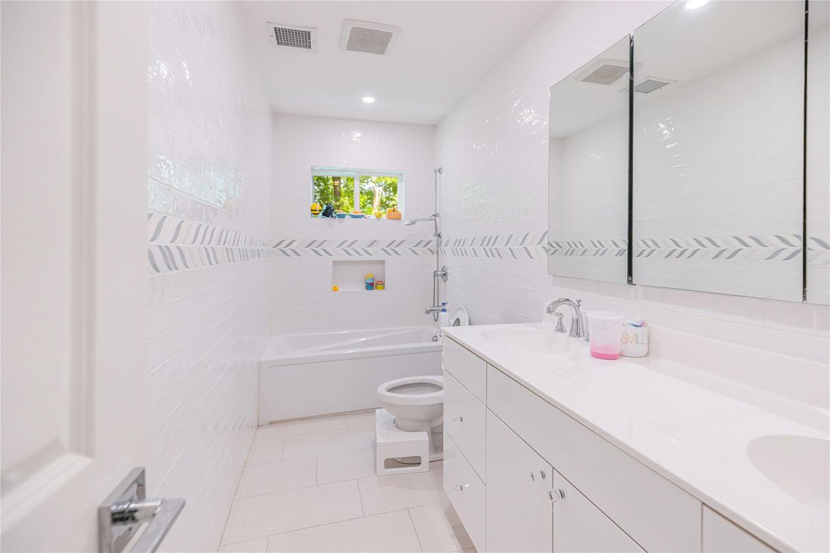 Bathroom, Dual Sink Vanities, Interior, Recessed Lighting