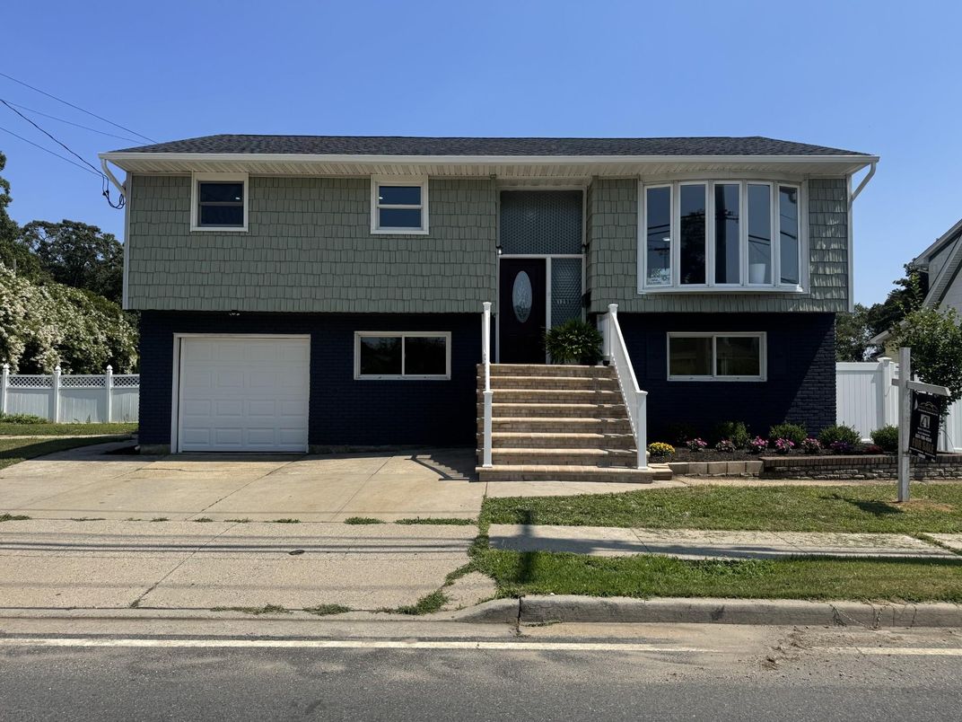 Attached, Exterior, Facade, Raised Ranch