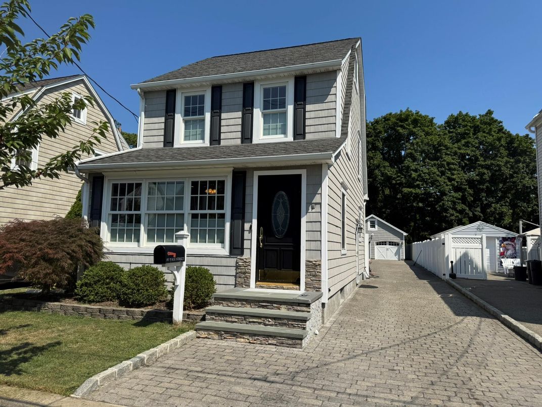Exterior, Facade, American Foursquare