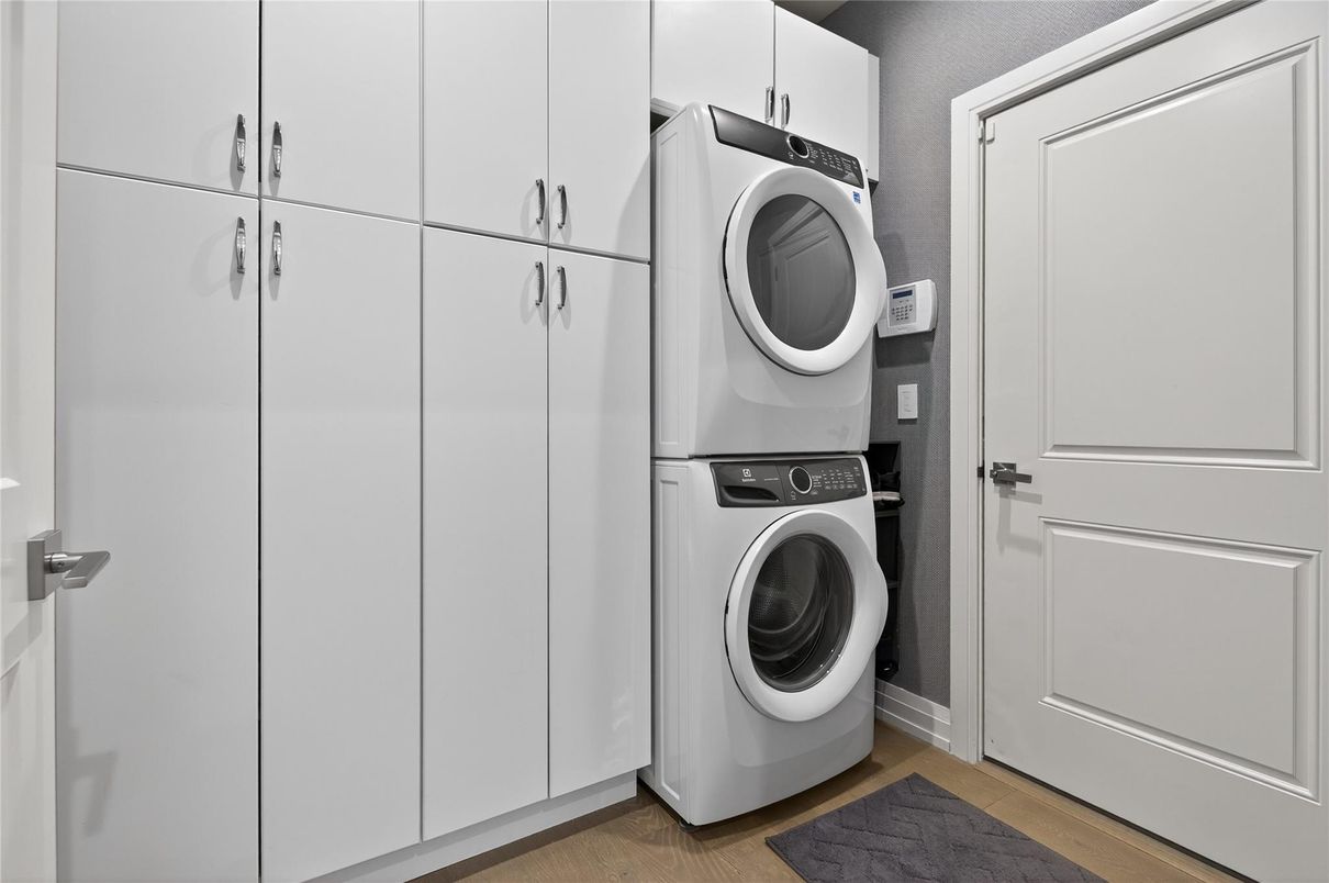 Interior, Washer, Wood Texture Flooring