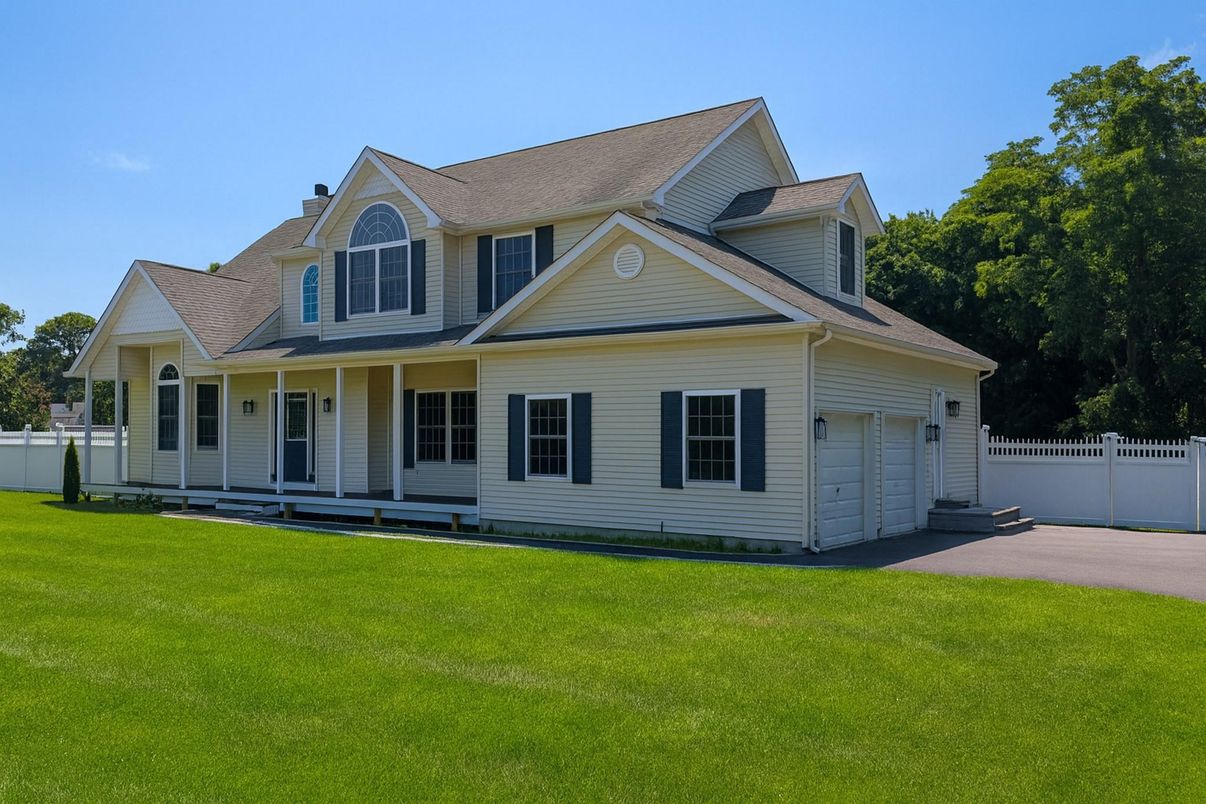 Attached, Exterior, Facade, Farmhouse
