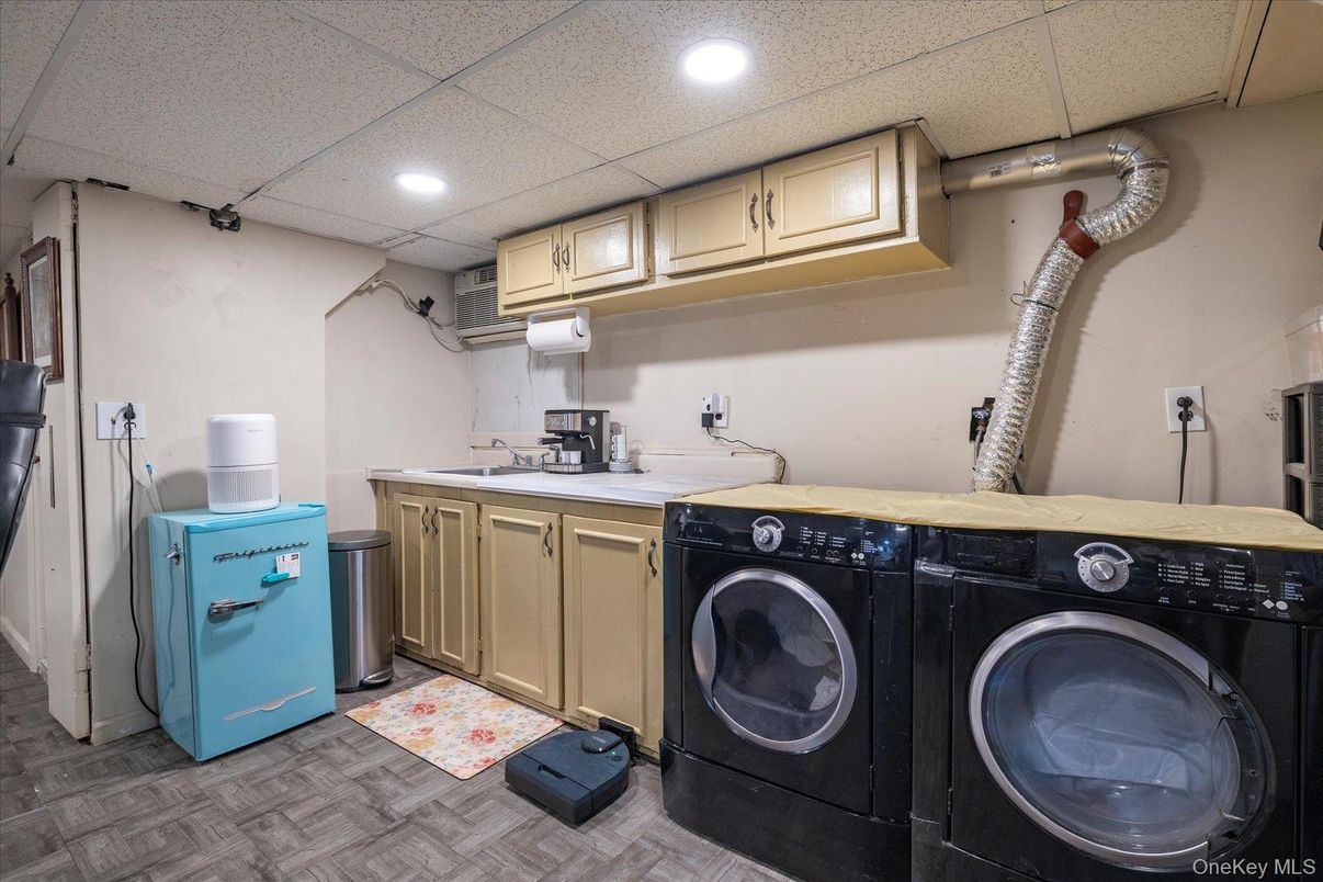 Interior, Recessed Lighting, Washer, Wood Texture Flooring