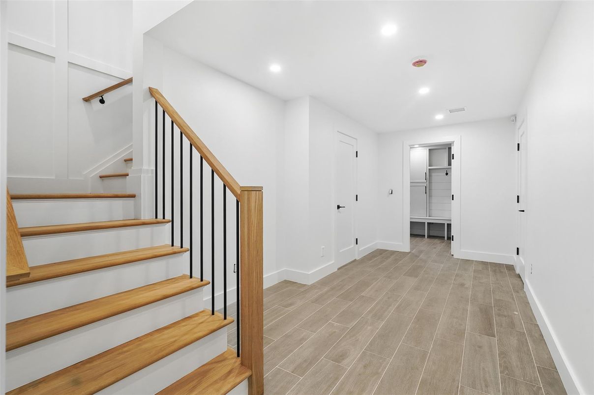 Interior, Recessed Lighting, Wood Texture Flooring