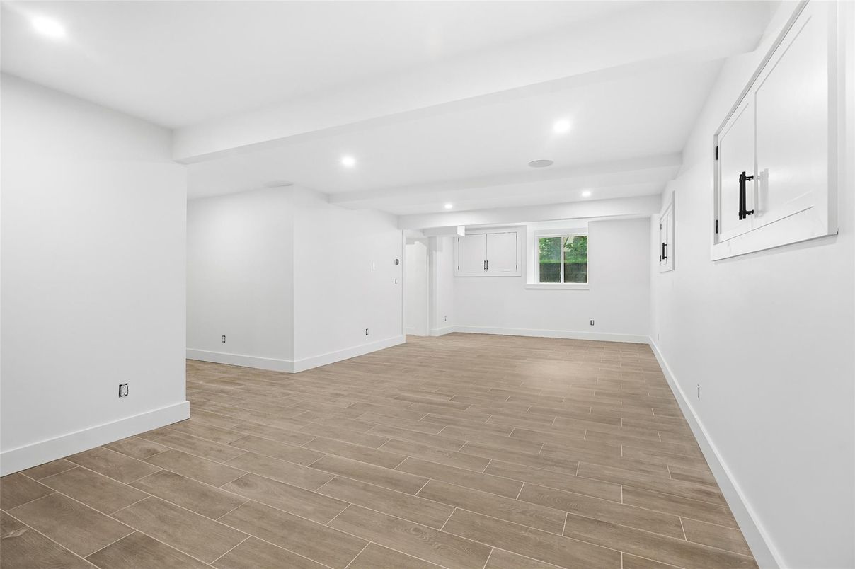 Empty room, Interior, Recessed Lighting, Wood Texture Flooring