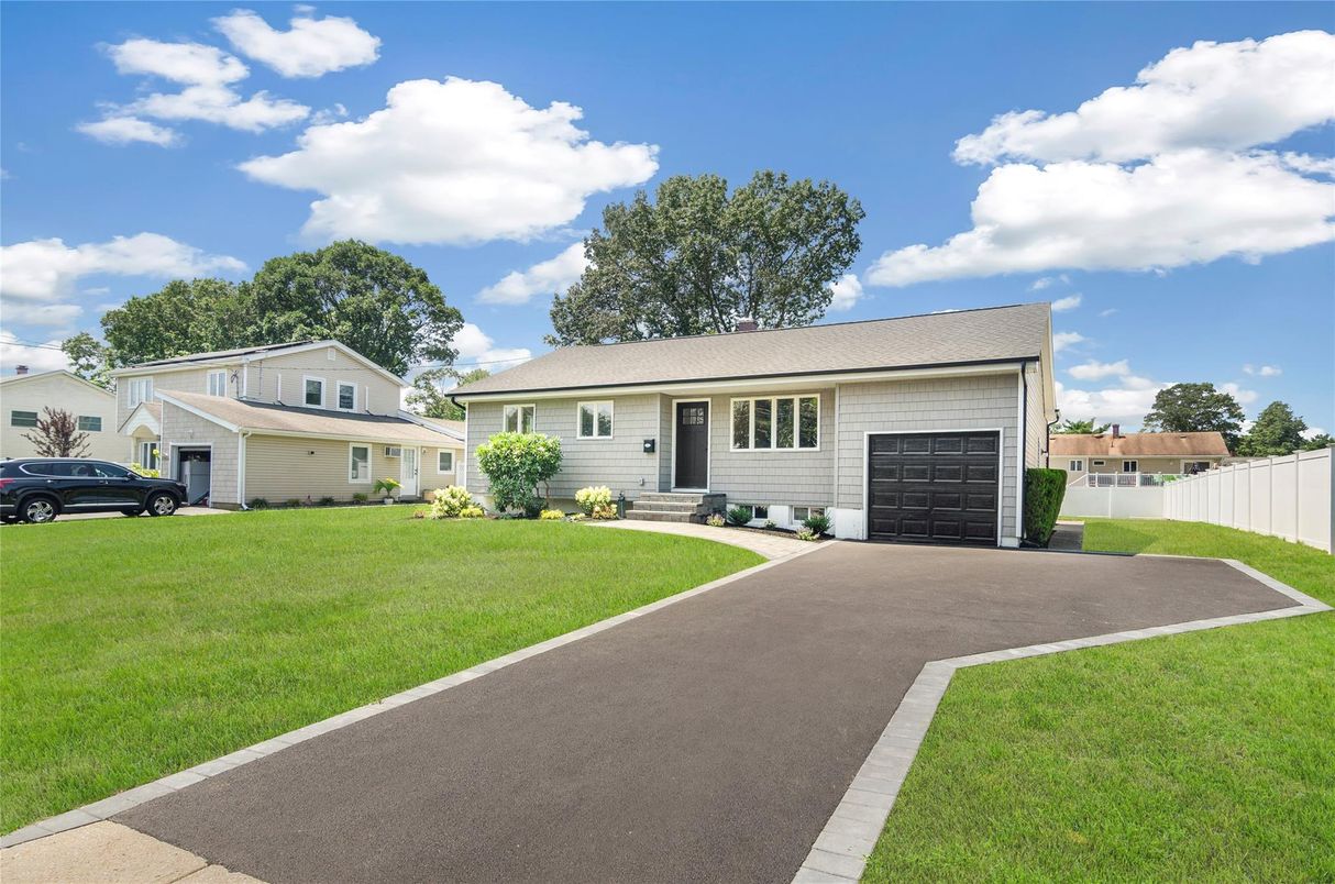 Attached, Exterior, Facade, Ranch