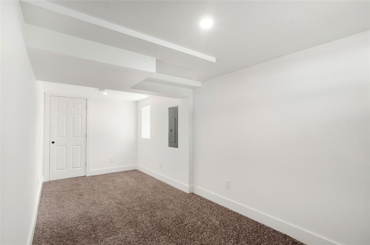 Empty room, Interior, Recessed Lighting