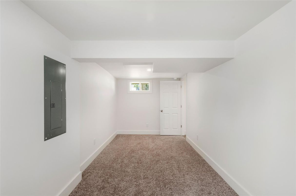 Empty room, Interior