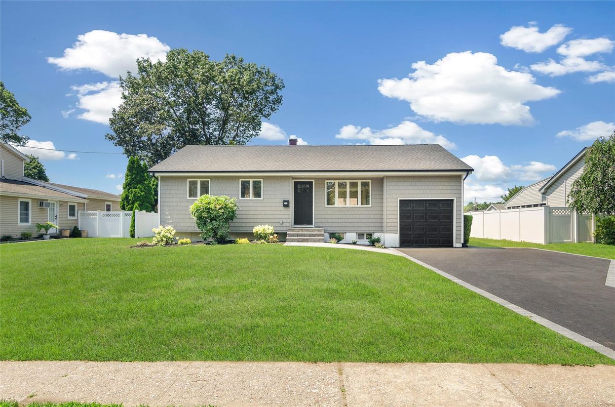 Attached, Exterior, Facade, Ranch
