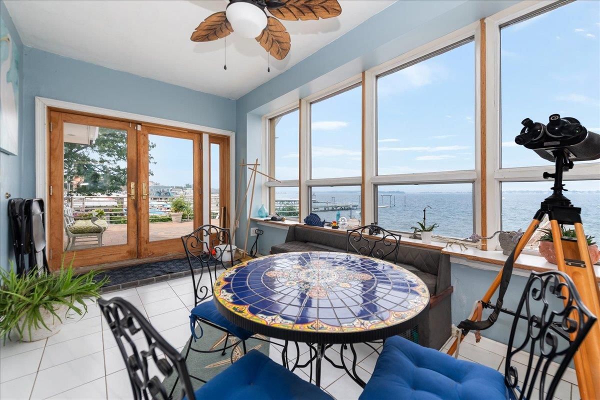 Interior, Sun Room, Water