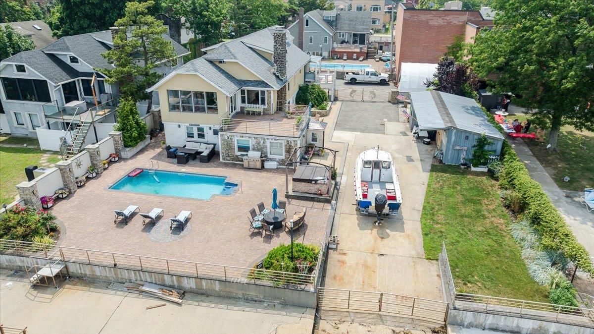 Exterior, Drone