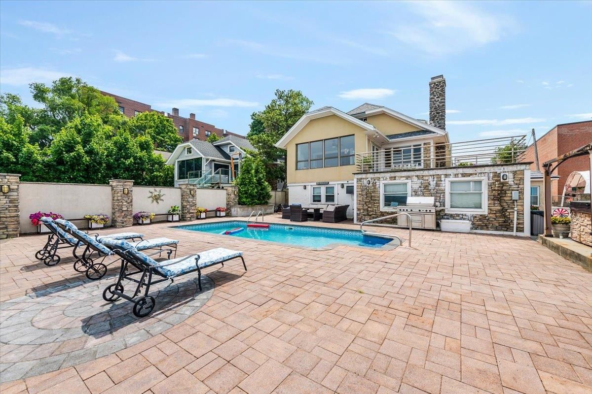 Exterior, Pool