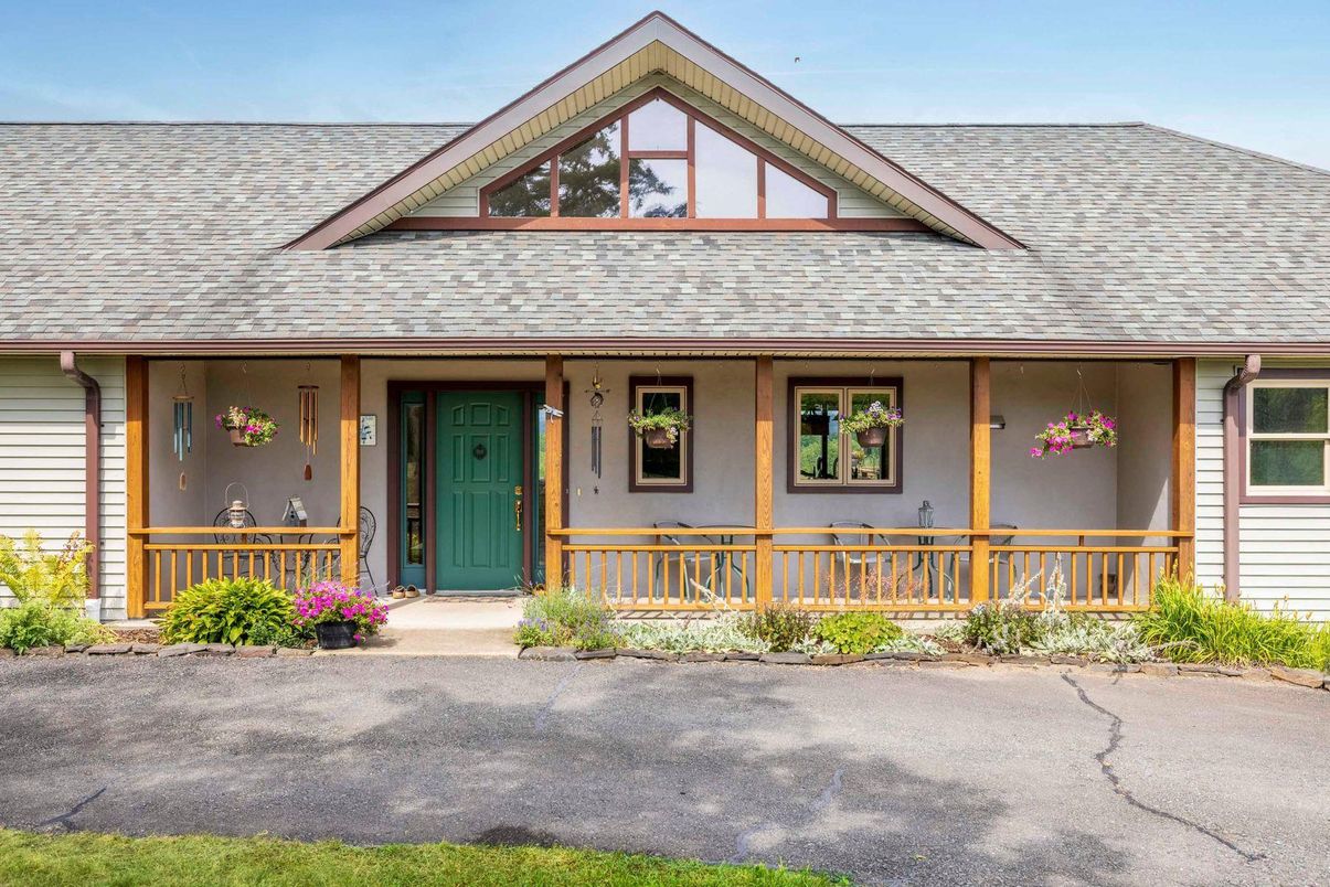 Exterior, Facade, Farmhouse