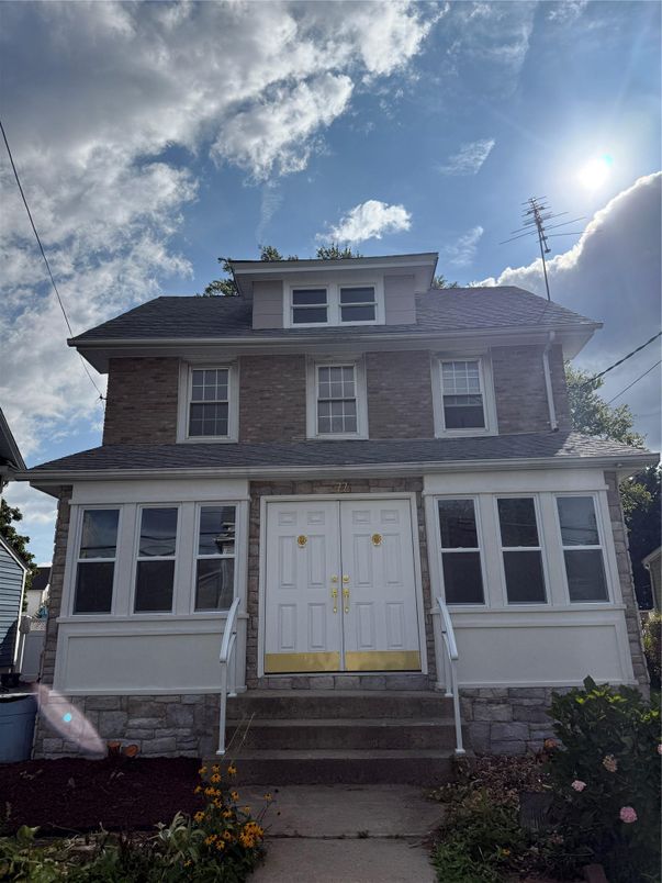 Exterior, Facade, American Foursquare