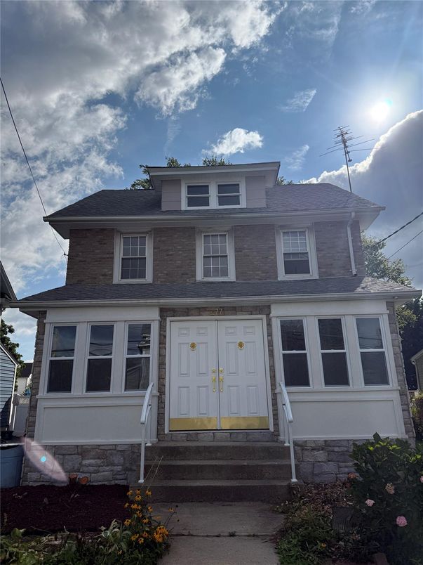 Exterior, Facade, American Foursquare