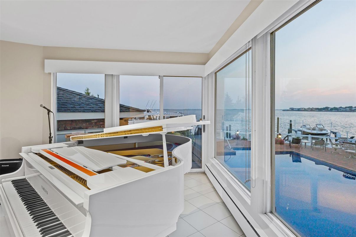Interior, Piano, Water