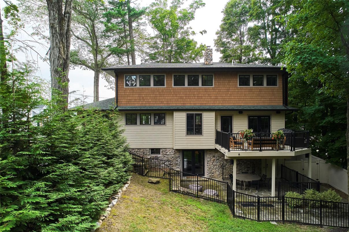 Backyard, Exterior, Facade, Raised Ranch