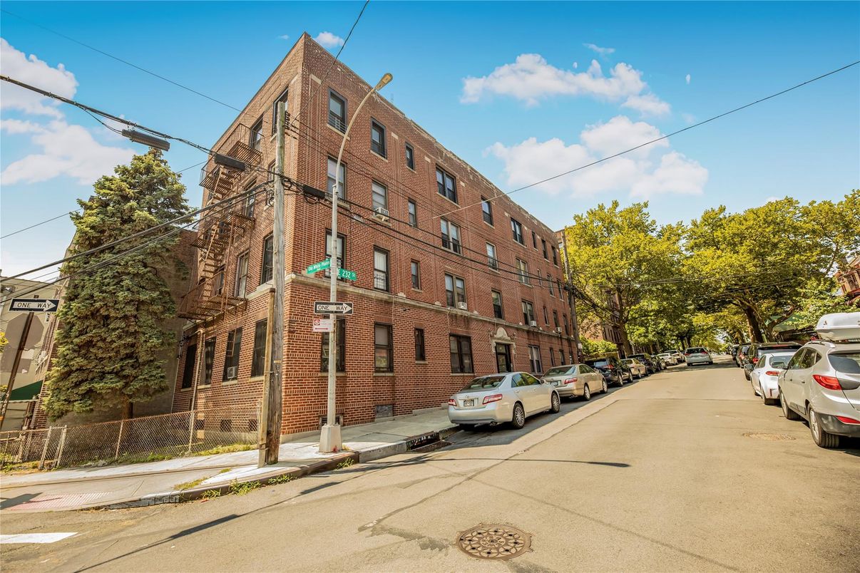Exterior, Facade, Brick Facade, Chicago School