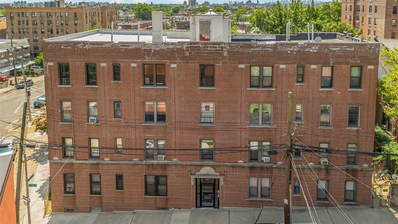 Exterior, Facade, Brick Facade, Rowhouse