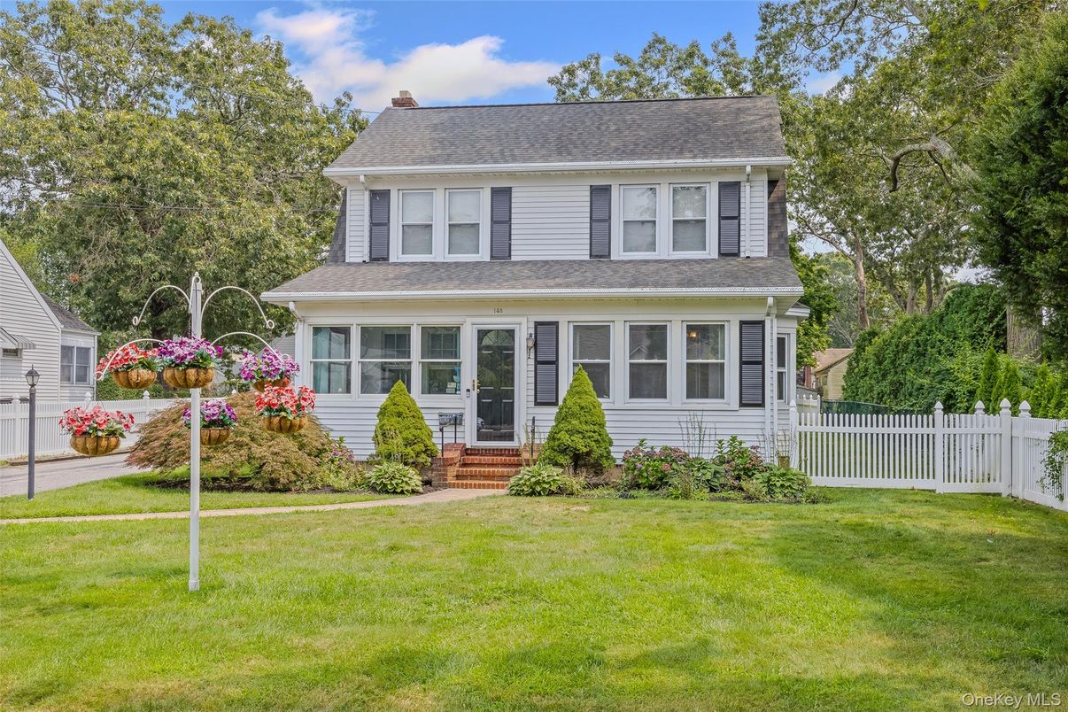 Exterior, Facade, American Foursquare