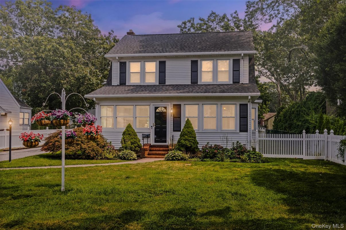 Exterior, Facade, American Foursquare