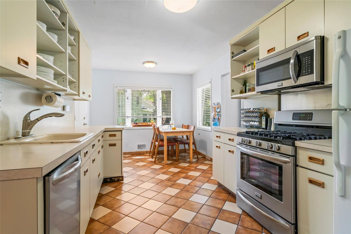 Dining room, Interior, Kitchen, Stainless Steel Appliances