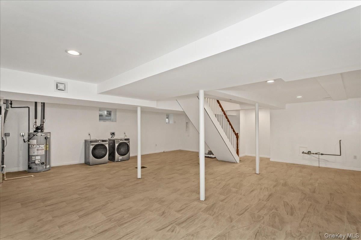 Fitness Equipment, Interior, Recessed Lighting, Washer, Wood Texture Flooring