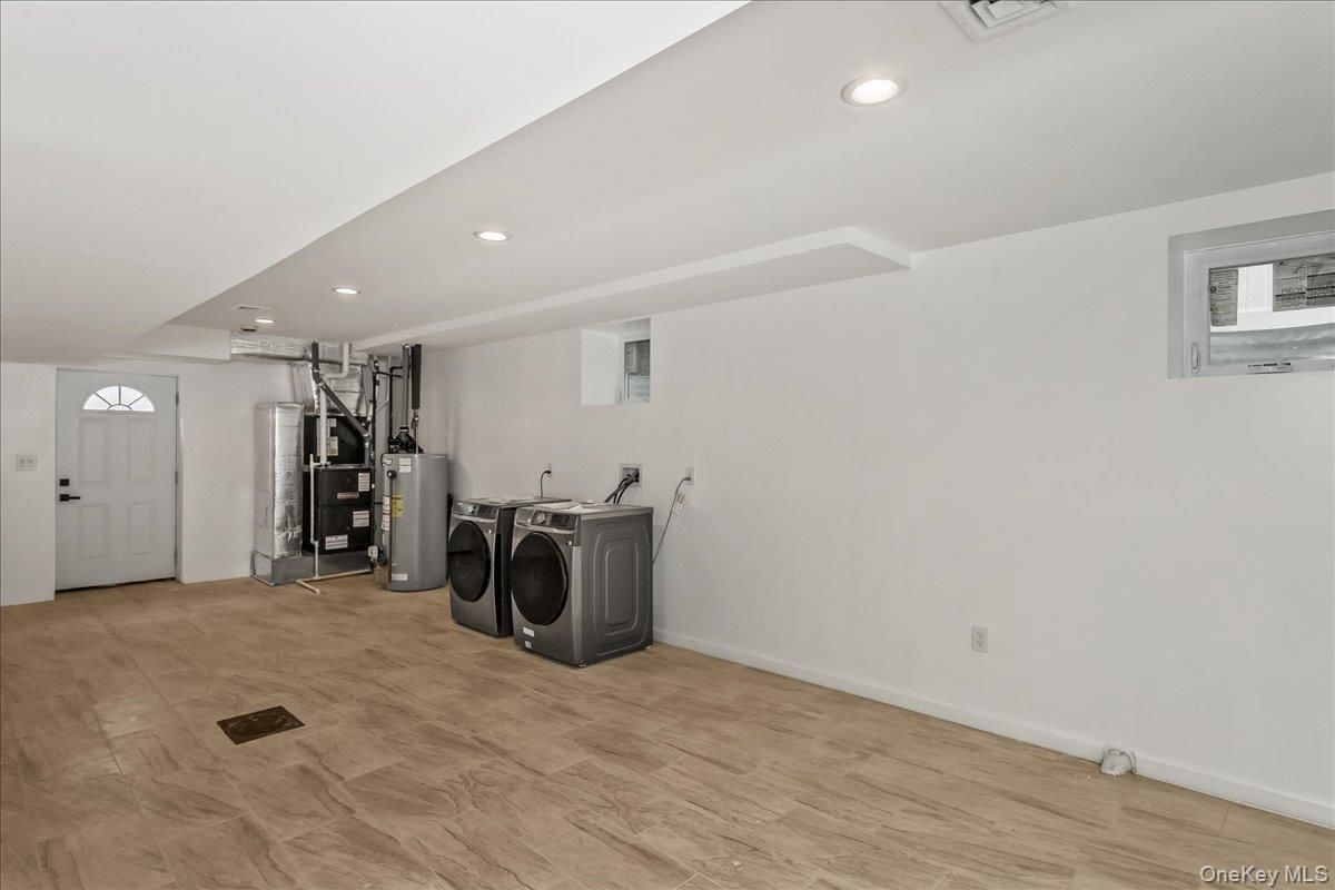 Interior, Recessed Lighting, Washer, Wood Texture Flooring