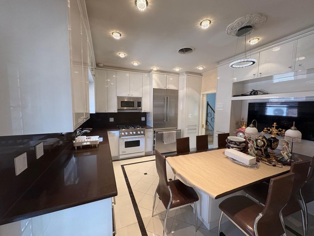 Dining room, Interior, Kitchen, Pendant Lights, Recessed Lighting, Stainless Steel Appliances