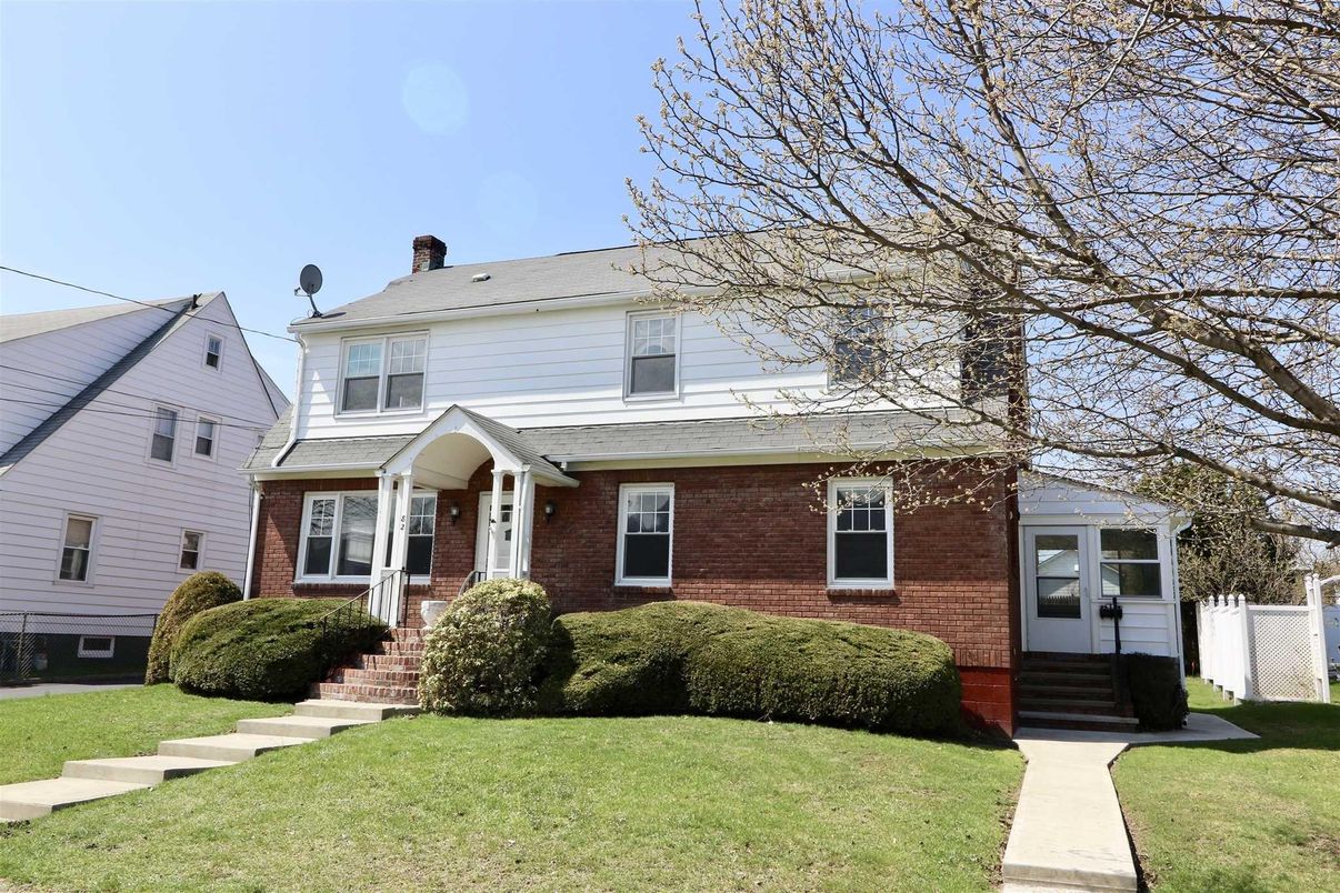 Exterior, Facade, Brick Facade, American Foursquare